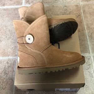 Ugg toddler size 10 boots new in box. Fit small!
